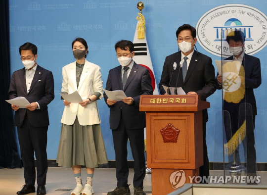 송영길 더불어민주당 서울시장 후보가 15일 오전 국회 소통관에서 '서울시민 위한 부동산 실사구시 정책 긴급 제안' 기자회견을 하고 있다. <연합뉴스>